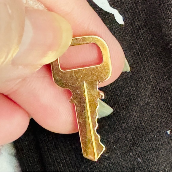 #665 Authentic Louis Vuitton key - Picture 2 of 2